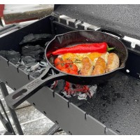 Чугунная сковорода BonaGrill с литой ручкой.
