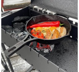 Чугунная сковорода BonaGrill с литой ручкой.