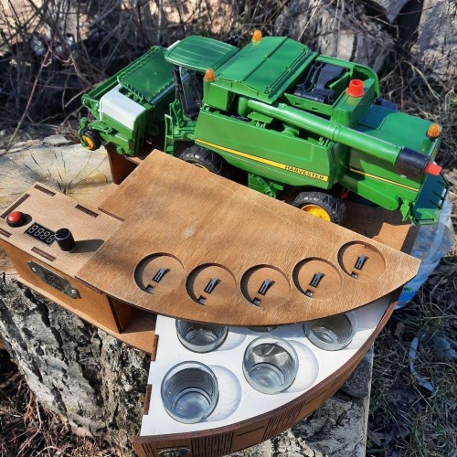 Наливатор BORO "Комбайнер" John Deere под 5 рюмок встроенным аккумулятором