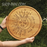 Кухонная доска с гравировкой LIVE BY THE SUN