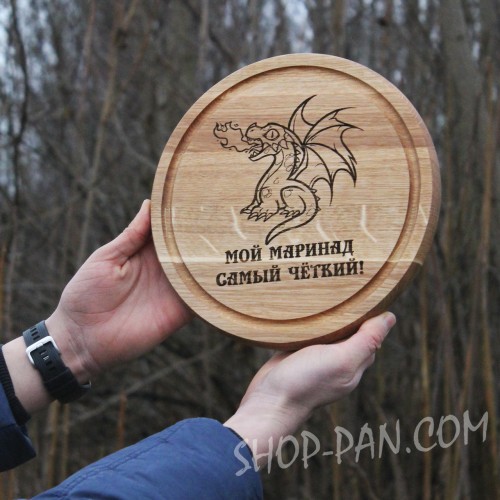 Кухонная доска с гравировкой.