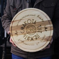 Кухонная круглая доска с гравировкой – объедение здесь лежит
