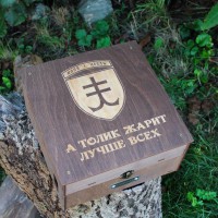 Наливатор алкогольный на 4 рюмки с гравировкой.