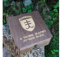 Наливатор алкогольный на 4 рюмки с гравировкой.