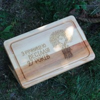 Кухонная доска с гравировкой – с годовщиной свадьбы.